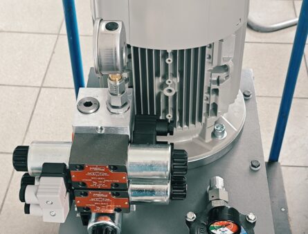 Zasilacz hydrauliczny na zbiorniku stalowym – realizacja Megahydral Wrocław