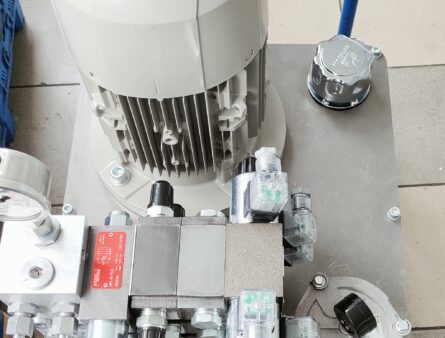 Kompaktowy agregat hydrauliczny ze zbiornikiem aluminiowym